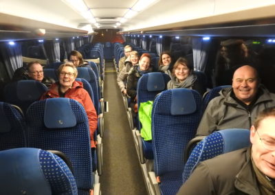 Ende - gut gelaunt im Bus nach einem langen Tag!